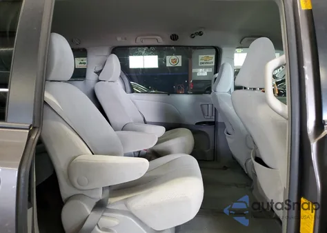 2012 Toyota Sienna Le z USA, uszkodzony, nr VIN 5TDJK3DC6CS044493